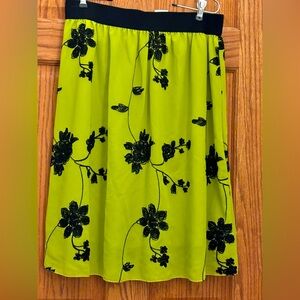 Green skirt with embroidered black flowers, elastic waist